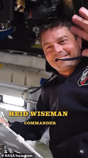 Prikazivao je svakog člana ekipe koji se smiješi kameri kao što to rade sitkomi u uvodnoj špici