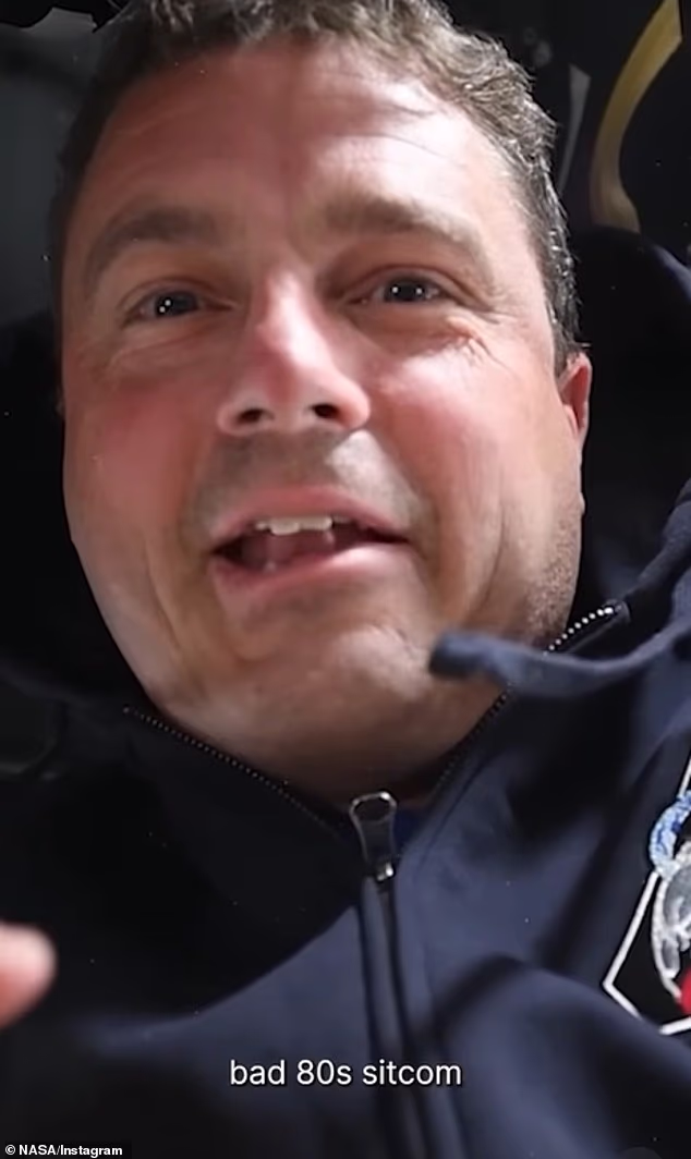 'Radili smo scene iz sitkoma iz loših 80-ih kada su predstavili postavu likova', objasnio je Wiseman. 'Dakle, zato smo sve to učinili. A mi pucamo, ovdje gore'