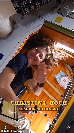 Specijalist misije broj 1 Christina Koch mahala je dok joj je kovrčava kosa lebdjela iznad glave u nultoj gravitaciji