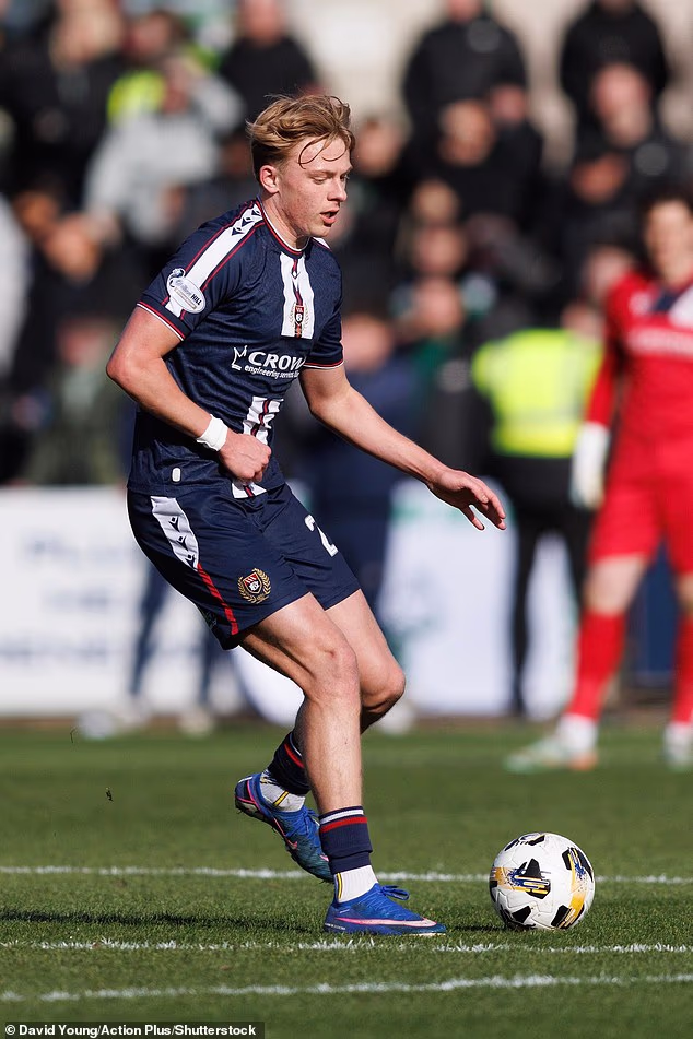 Središnji branič Luke Graham impresionirao je u škotskom Premiershipu s Dundeejem