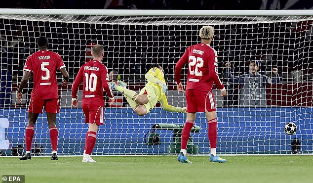 Desire Doue je doveo PSG u vodstvo kada je njegov udarac skrenuo preko Giorgija Mamardashvilija