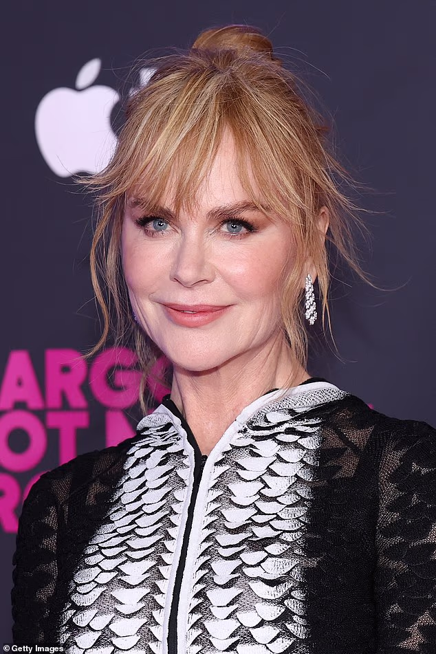 Što se tiče šminke, Kidman je svoje plave oči istaknula svjetlucavim smeđim sjenilom, a usne je obojila u sjajnu koraljnu nijansu