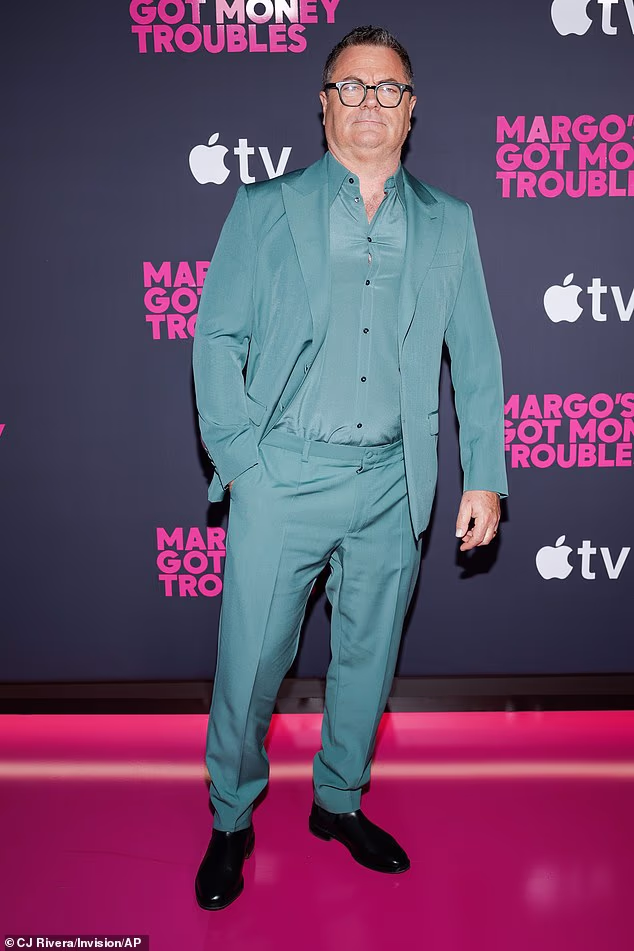 Offerman, 55, izgledao je gotovo neprepoznatljivo s glatko obrijanim i naočalama dok je pozirao u elegantnom teal kostimu i košulji