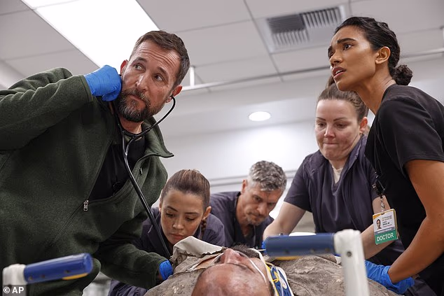 Pitt, u kojem također glumi student hitne pomoći Noah Wyle, premijerno je prikazan u prvoj sezoni u siječnju 2025. i brzo je postao jedna od najuspješnijih HBO-ovih serija
