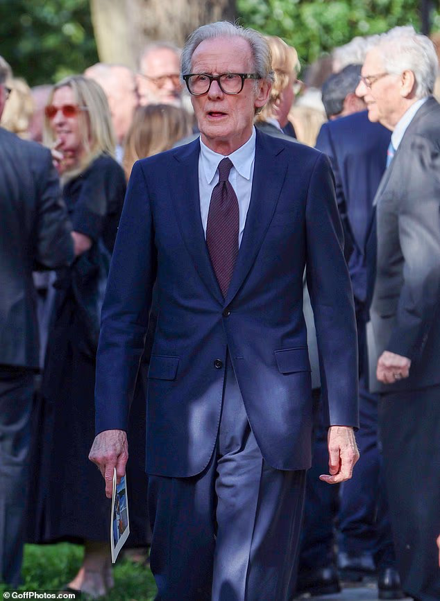 Bill Nighy, s kojim Robert ima dugogodišnju profesionalnu vezu, viđen je kako dolazi u tamnoplavom odijelu