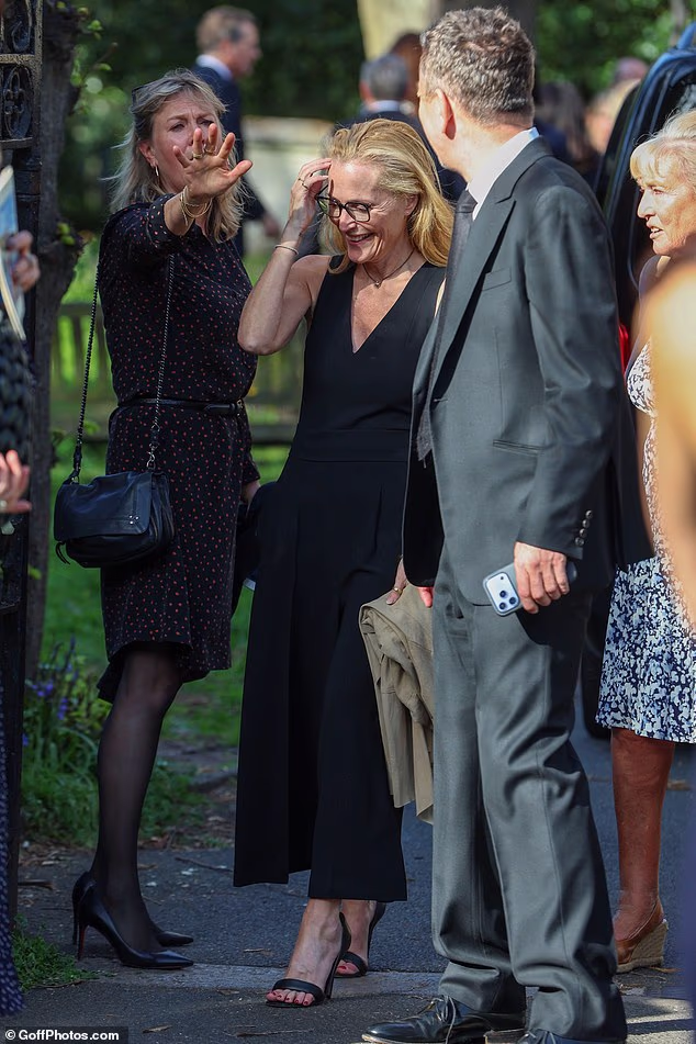 Gillian viđena kako razgovara s gostima u crkvi