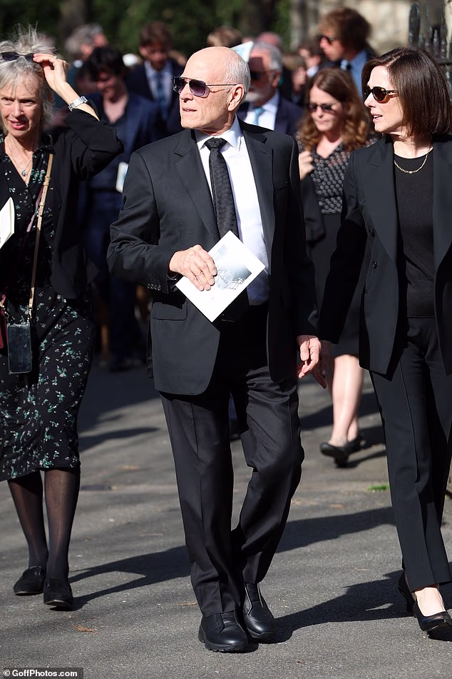 Frank Marshall je za tu priliku nosio crno odijelo i kravatu