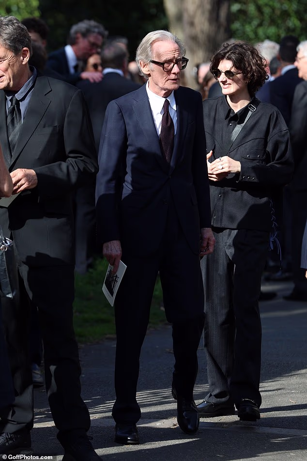 Glumac je viđen kako drži pogrebni program