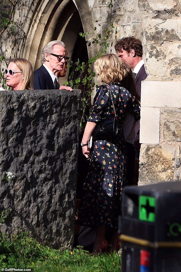 Bill je viđen kako razgovara s gostima