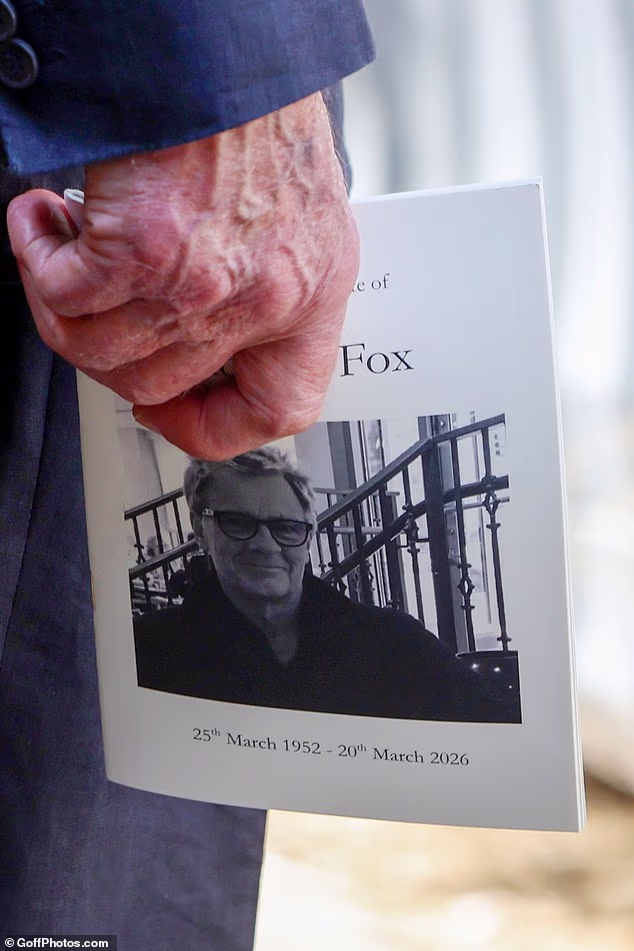 Robertovu smrt potvrdila je njegova supruga Fiona Golfar prošli mjesec - rekla je da je njezin suprug preminuo 'točno onako kako je planirao: kod kuće gledajući u svoj vrt prepun cvijeća, okružen suprugom i petero djece u veličanstveno proljetno poslijepodne'