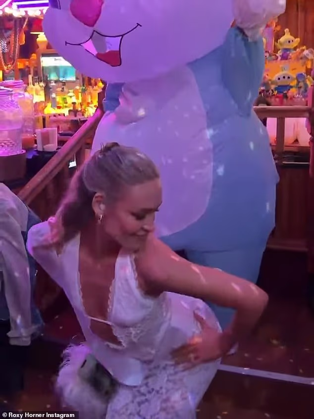 Buduća supruga zaplesala je s uskršnjim zecom na napuhavanje