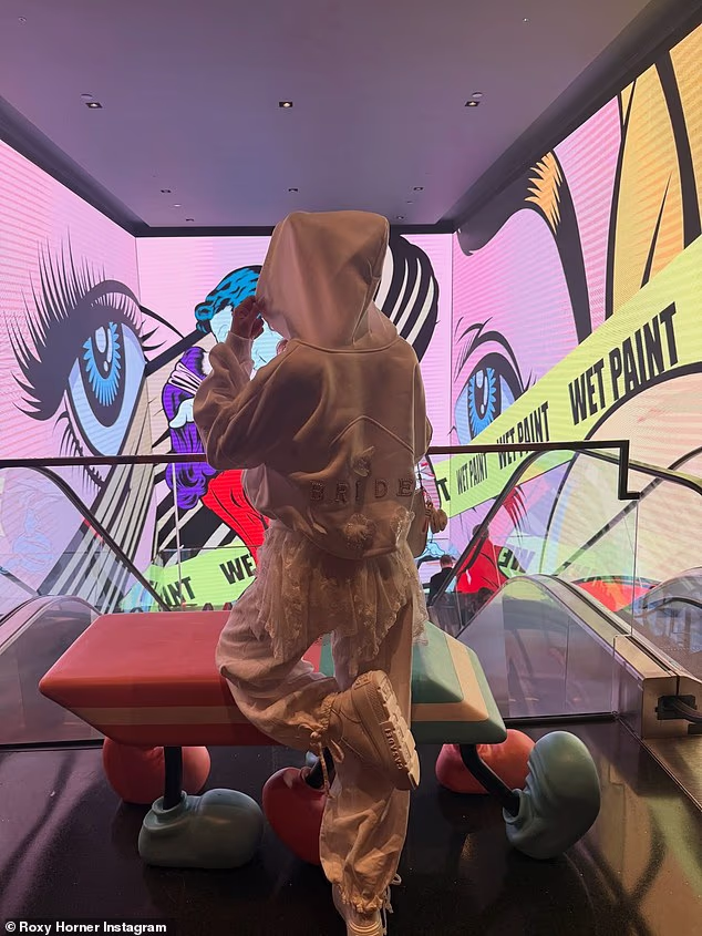 Njuljajući bijelu mladenkinu ​​trenirku Rosie je izazvala oluju