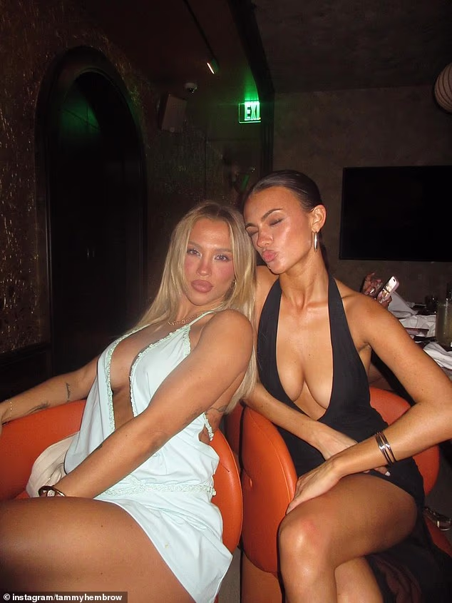 Izazvala je oluju s prijateljima, uključujući londonsku manekenku Emily May Hope