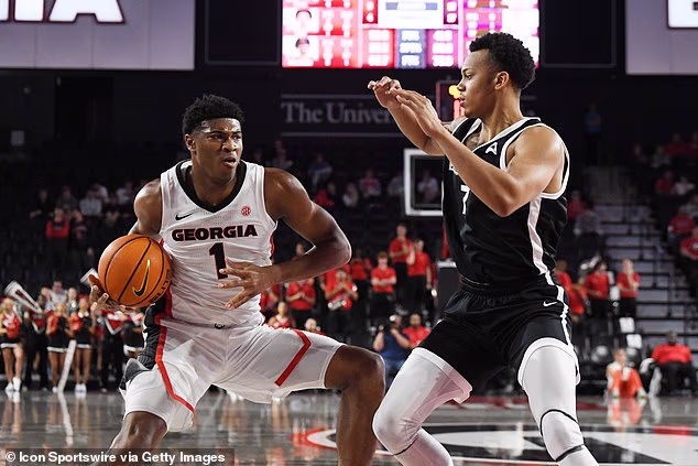 Stagg, brucoš u Georgiji, imao je prosjek od 4,8 poena i 2,4 skoka u sve 33 utakmice