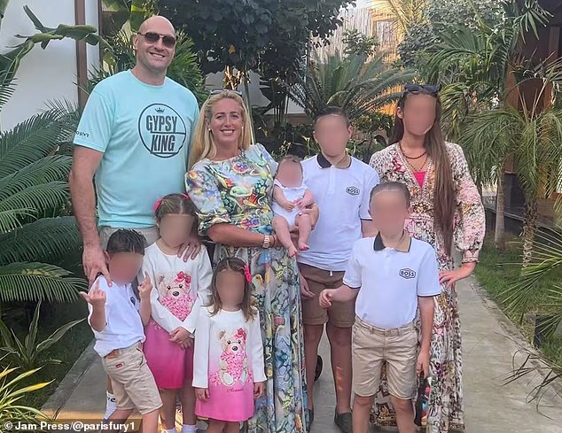 Boksač živi s Paris i njegovih sedmero djece, iako ih ostavlja na duže vrijeme dok je u kampu