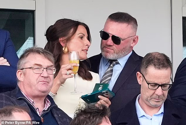 U međuvremenu Wayne je izgledao prikladno pametno u odijelu, blijedoplavoj košulji i kravati te sunčanim naočalama