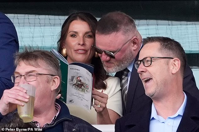 Iako gledatelji uživaju u punom programu utrka tijekom dana, sve su oči uprte u istoimeni Grand National događaj