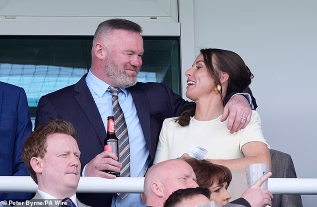 The WAG, 40, priredila je udobnu predstavu sa svojim suprugom Wayneom, 40, jer su uočeni zajedno u gomili dok su pijuckali čašu gaziranog pića