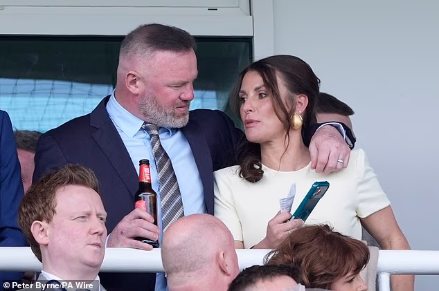 Par je razgovarao o utrci dok je Wayne pijuckao bocu piva