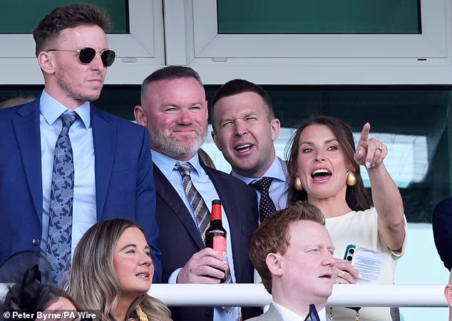 Coleen je uočena kako pokazuje na jednog od konja tijekom Velikog dana nacije dok je čekala na tribinama