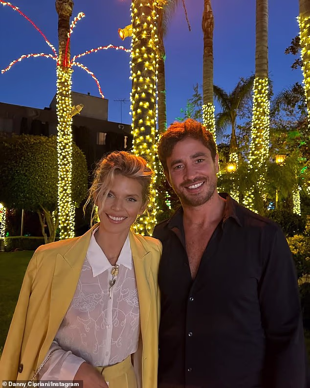 90210 alum, 38, otkrio je da je bivša ragbijašica, također 38, postavila to pitanje prije gotovo četiri mjeseca na Božić u svom domu u Los Angelesu, okružena njihovim voljenima