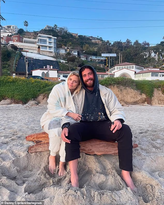 U novom intervjuu za People, Anna se prisjetila kako je briznula u plač 10 minuta prije nego što je shvatila da mu mora dati odgovor, rekavši za publikaciju: 'Plakala sam 10 minuta bez prekida'