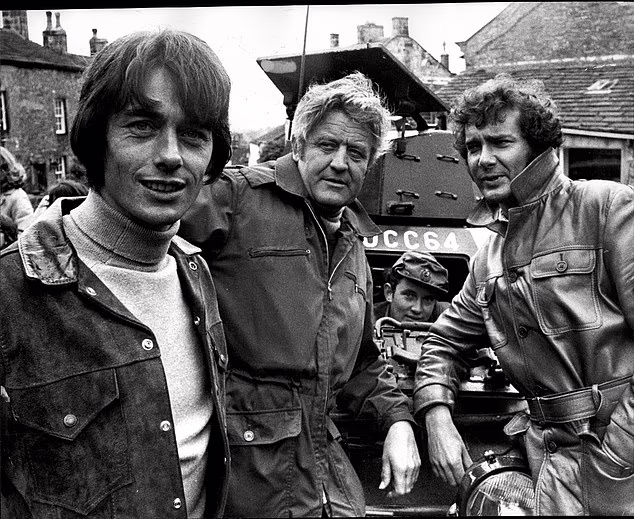 John Paul s Johnom Nolanom (L) i Simonom Oatesom (R) tijekom snimanja filma Doomwatch