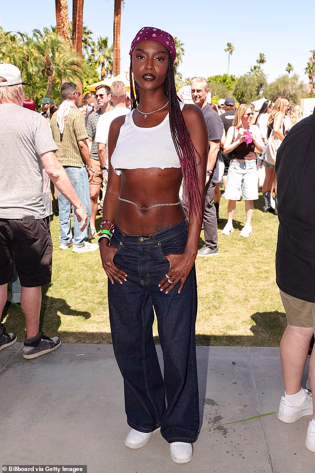 Pjevačica Ebony Riley uljepšala je svoj jednostavni kratki top i traperice dodacima poput maramice s printom i lančića na trbuhu