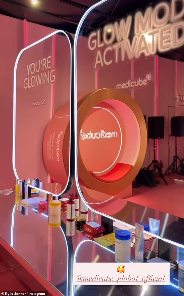 Kylie Jenner, unatoč tome što ima vlastito kozmetičko carstvo, ljubazno je pokazala obožavateljima da razgledava izložbu južnokorejskog brenda za njegu kože Medicube