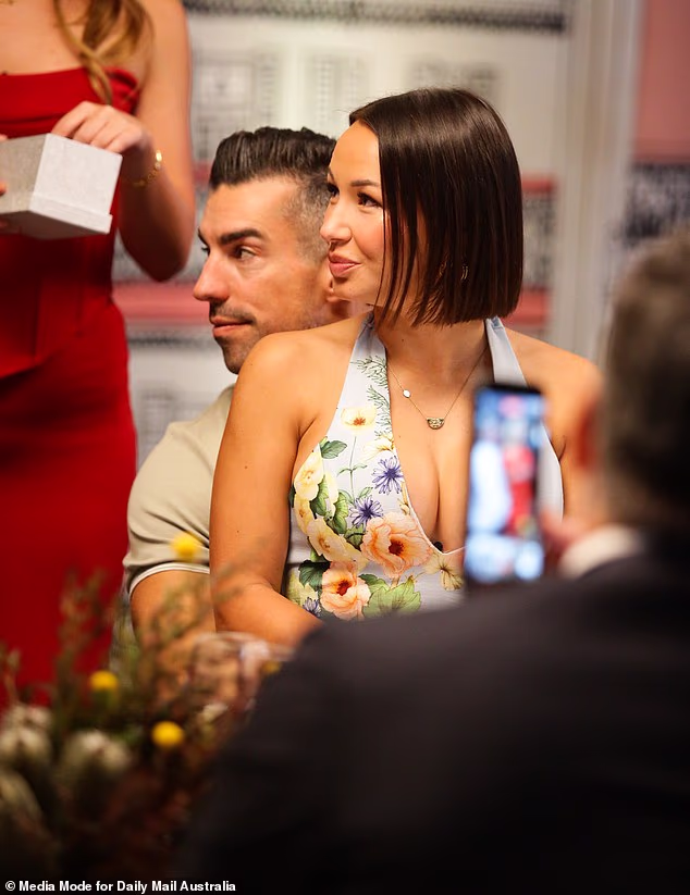 U jednom trenutku, litvanski kozmetički tehničar viđen je kako sjedi u krilu njezine ljubavi dok se mazio uz nju