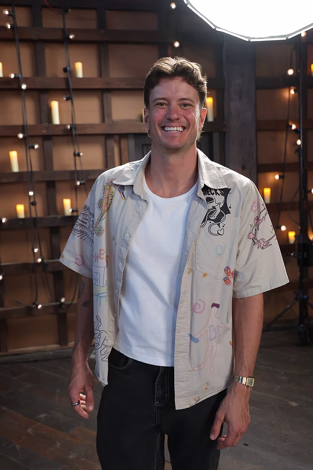 S druge strane, mladoženja Sam Stanton, 34, odabrao je urbani ulični look s kaki kopčanjem otkopčanim preko bijele majice