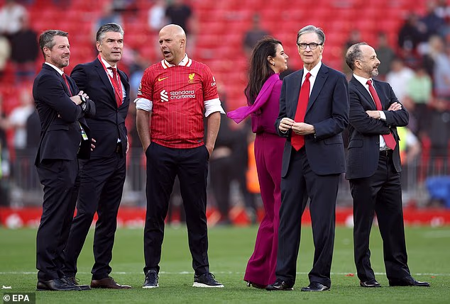 Suizvršni direktor Billy Hogan (lijevo) poslao je e-poštu vlasnicima sezonskih ulaznica ovog tjedna (na slici uz Arnea Slota (treći lijevo) i Johna W Henryja (drugi desno), koji je glavni vlasnik kluba)