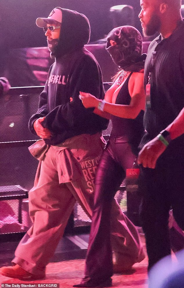 Kardashian je viđena kako povezuje svoju ruku s Hamiltonovom dok su vođeni kroz dio na prepunom terenu kako bi podržali Bieberov očekivani nastup tijekom vikenda