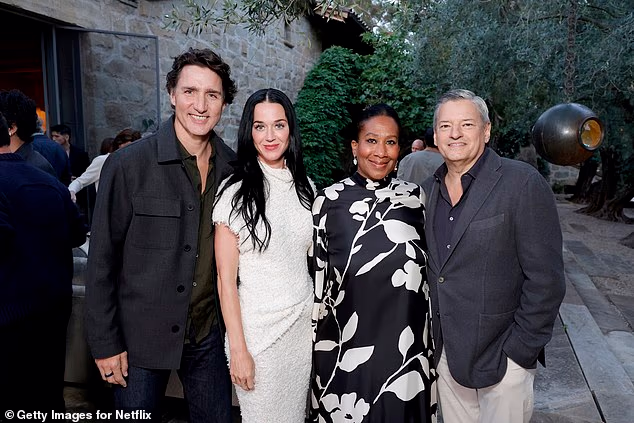 Činilo se da su Perry i Trudeau sigurno uživali na spoju dok su se mazili za slatku fotografiju sa šefom Netflixa Tedom Sarandosom (61) i njegovom 58-godišnjom suprugom Nicole Avant