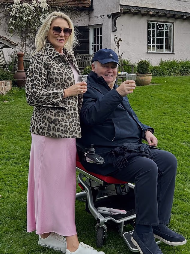 Voditelj GB News, 66, hospitaliziran je gdje se 'dobro oporavlja' od zdravstvenih strahova (na slici s djevojkom Katie Alexander, 44, nekoliko dana prije nego što je hitno prebačen u bolnicu)