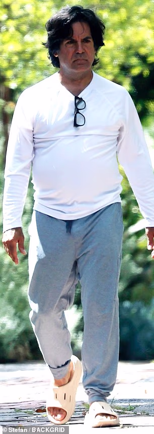 Matthewov izgled sastojao se od udobne sive trenirke, bijele košulje dugih rukava i ključeva koji su visili na vrpci