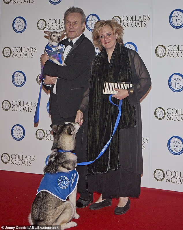 Gospođa Fisher također je bila dugogodišnji ambasador i udomitelj Battersea Dogs and Cats Home