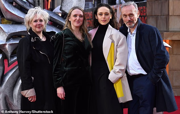 Smrt gospođe Fisher bila je 'neizmjerno šokantna' za obitelj 'i došla je s vrlo malo upozorenja', rekle su dvije sestre