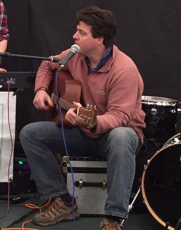 Liam, na slici kako nastupa sa svojim bendom The Hooligans, poznaje voditelja Good Morning Britain 20 godina