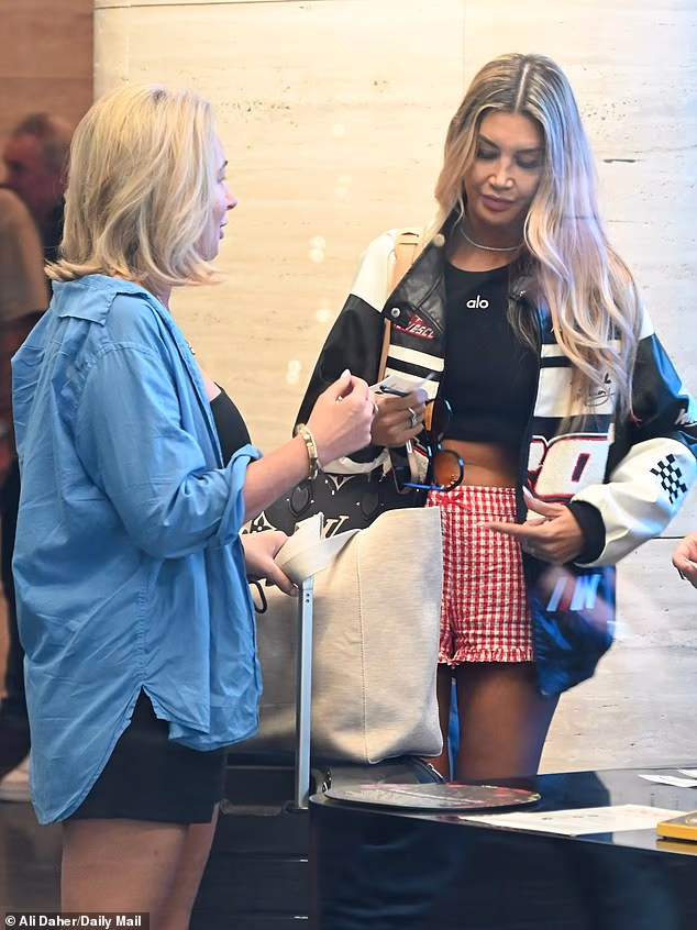 Prema insajderu, glumci su stigli u Nine na reklamni poziv sa samo tri sata sna nakon duge noći veselja. Na slici: Gia Fleur i Rebecca Zukowski