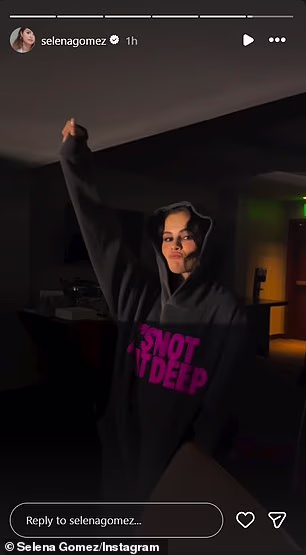 Čak je obukla i majicu s kapuljačom It's Not That Deep sa stola s robom