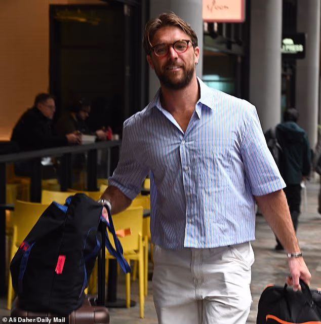 Mladoženja Grayson McIvor stiže u devet