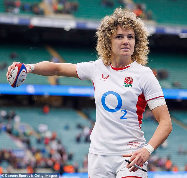 Engleska superzvijezda Ellie Kildunne baca potpisane lopte za ragbi u publiku u Twickenhamu