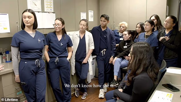 Osoblje je obaviješteno o ozbiljnosti situacije jer je dr. Lee prikazan kako plače u razgovoru s glavom koja govori