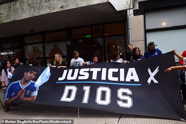 Obožavatelji argentinske ikone okupili su se ulicama prije početka ponovljenog suđenja