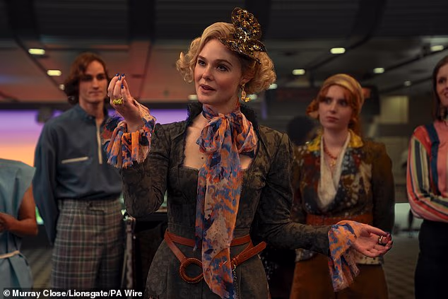 Film je smješten 25 godina prije Igara gladi, s poznatim likovima uključujući Effie Trinket (Elle Fanning, na slici u sredini)