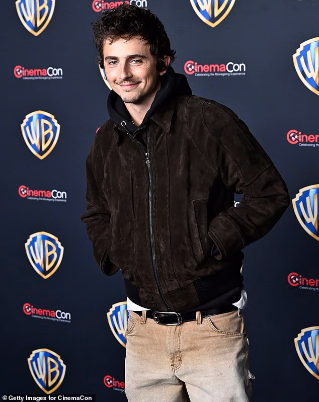 Chalamet se pridružio Zendayi dok je nosio par žutosmeđih hlača slične izblijedjele nijanse. Glumac nominiran za Oscara dodatno je nosio crnu majicu s kapuljačom, kao i tamnosmeđu jaknu koja se sprijeda kopčala