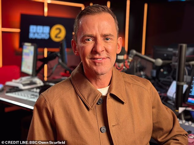 U izvanrednoj izjavi koju su njegovi odvjetnici objavili za Daily Mail, 53-godišnjak je prekinuo šutnju kako bi priznao da je predmet istrage i nije negirao optužbe (na slici u ožujku 2026.)