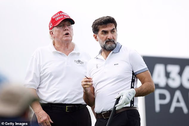 Krug financira Javni investicijski fond Saudijske Arabije. Guverner PIF-a Yasir al-Rumayyan na slici je s predsjednikom Donaldom Trumpom tijekom LIV Golf turnira 2022.
