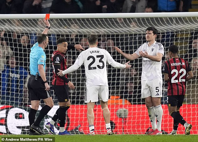 Maguireu je sudac Stuart Attwell pokazao izravni crveni karton zbog prekršaja nad Evanilsonom